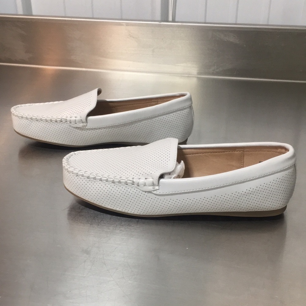New Elegant White Woman’s Journee Collection Slip-On Loafers - Picture 4 of 8